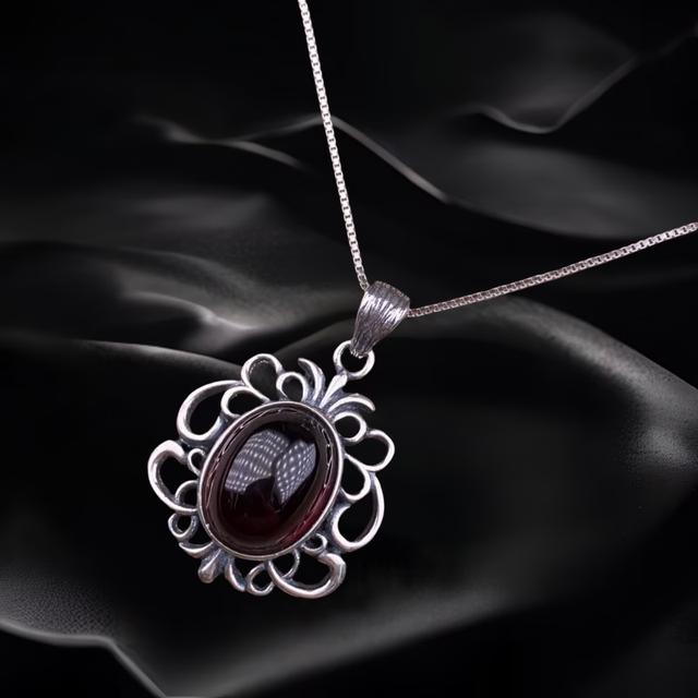 Hollowed out Floral Pattern Garnet Necklace